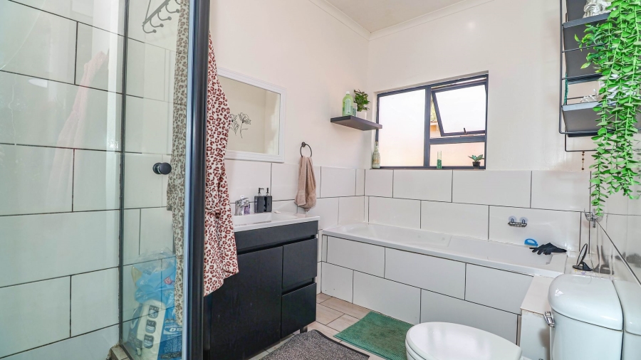 Commercial Property for Sale in Rondevlei Western Cape